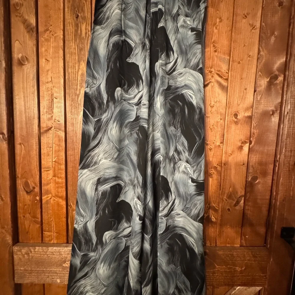 Swirl Print Wide-Leg Pants in Black and Gray - Picture 3 of 8